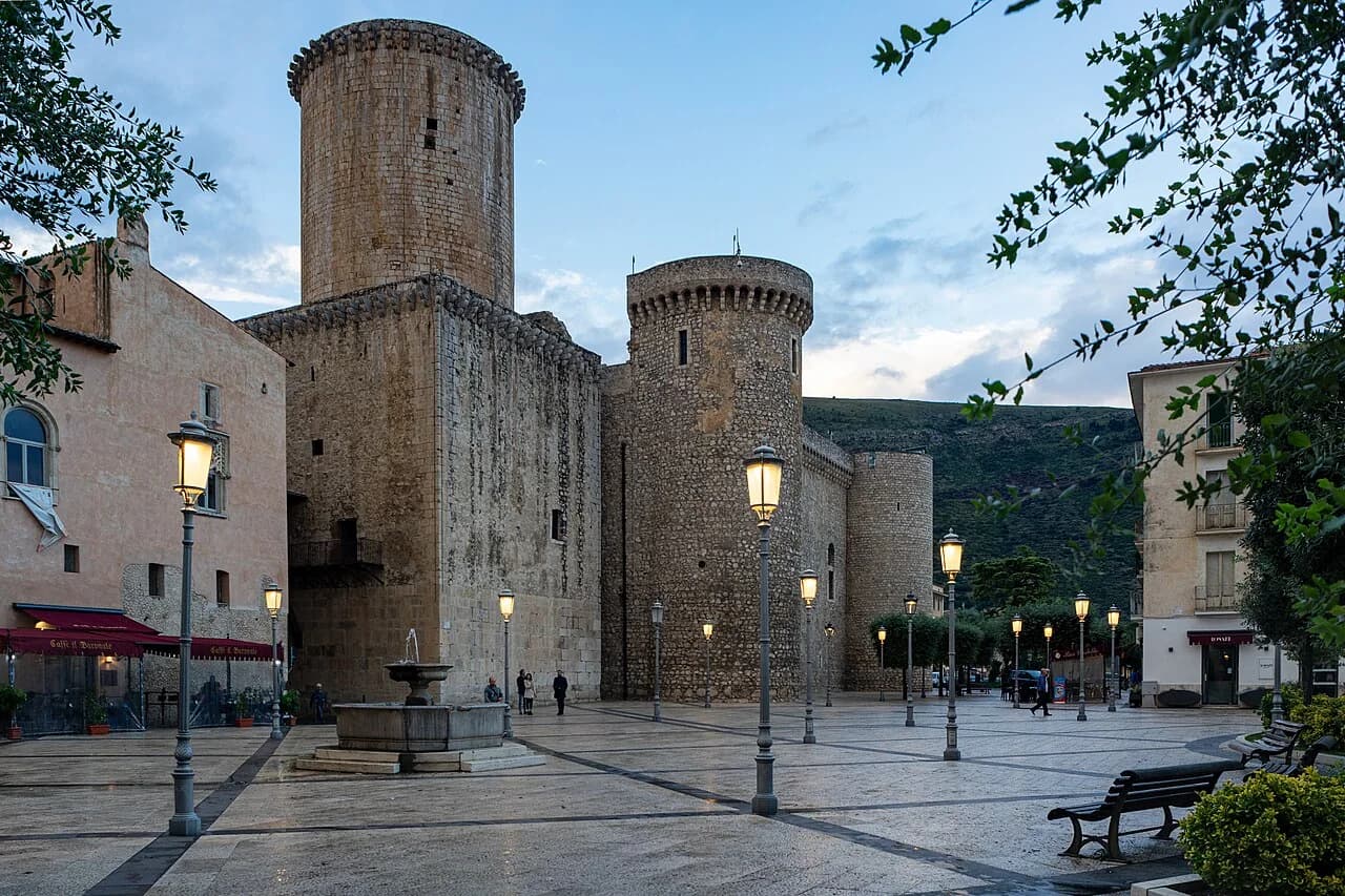 Il Castello Caetani nella piazza di Fondi, al crepuscolo
