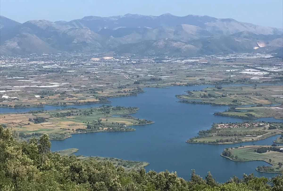 Il Lago di Fondi visto dall’alto, con la piana e i monti sullo sfondo