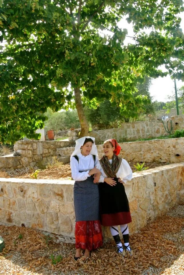 Due donne in abito tradizionale fondano
